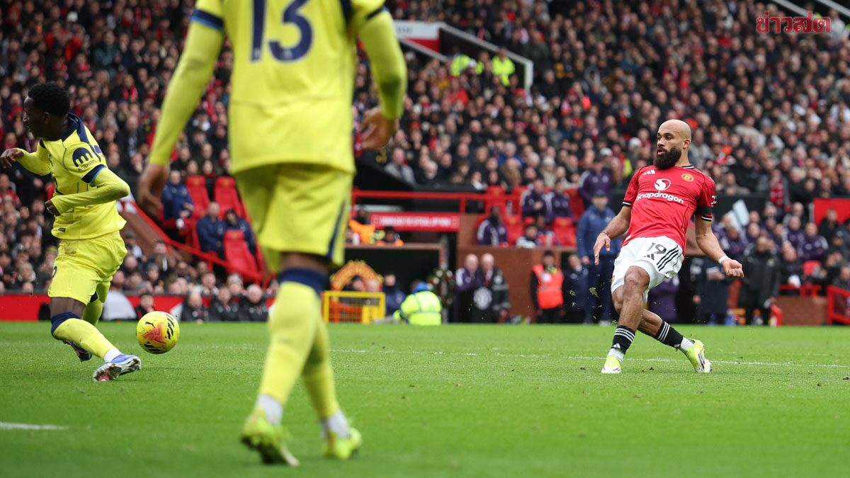 Michael Carrick Leads Manchester United to 2-0 Victory Over 10-Man Tottenham