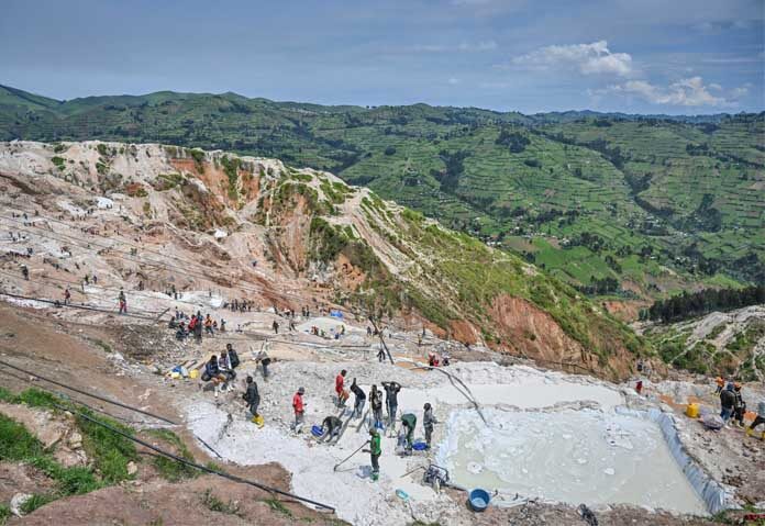 ภาพถ่ายจากแฟ้มภาพ - คนงานเหมืองกำลังทำงานที่เหมืองแร่โคลแทน D4 Gakombe ในเมืองรูบายา ประเทศคองโก เมื่อวันที่ 9 พฤษภาคม 2025