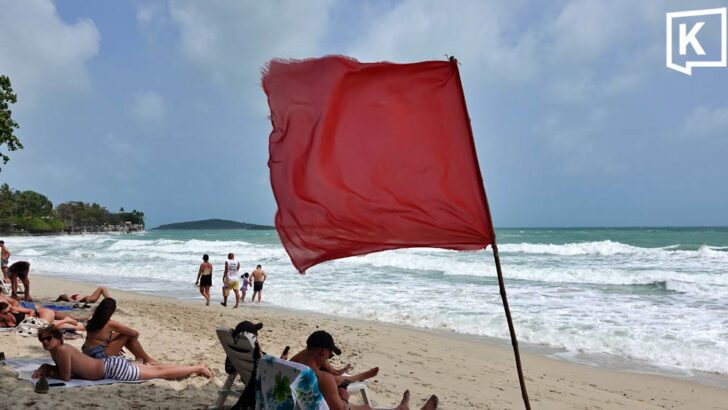 Red Flags Raised as Strong Winds Hammer Koh Samui Beaches