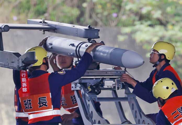 เจ้าหน้าที่ภาคพื้นดินของกองทัพอากาศไต้หวันทำการบรรจุขีปนาวุธอากาศสู่อากาศ AIM-120 ให้กับเครื่องบินขับไล่ F-16V ระหว่างการฝึกซ้อมทางทหารในมณฑลเจียอี้ ประเทศไต้หวัน เมื่อวันพุธที่ 28 มกราคม 2569