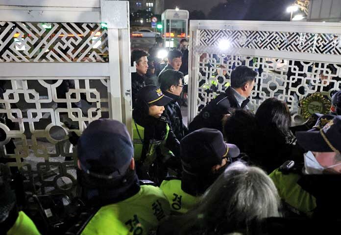 ภาพถ่ายจากแฟ้มภาพ: เจ้าหน้าที่ตำรวจปิดประตูอาคารรัฐสภา หลังจากประธานาธิบดี ยุน ซุก ยอล แห่งเกาหลีใต้ ประกาศกฎอัยการศึก ในกรุงโซล ประเทศเกาหลีใต้ เมื่อวันที่ 4 ธันวาคม 2024