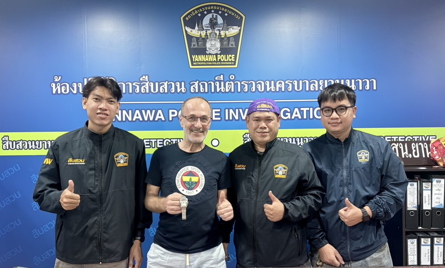 Yannawa Police Station Tracks Down and Returns 350,000 Baht Cartier Watch to Foreign Tourist