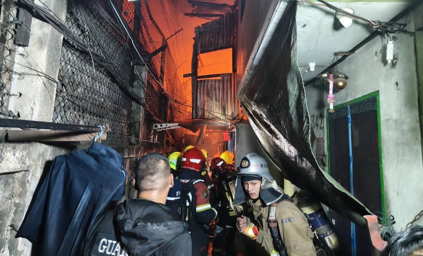 Fire Destroys 5 Homes in Khlong Toei Community, 59-Year-Old Woman Injured by Smoke Inhalation