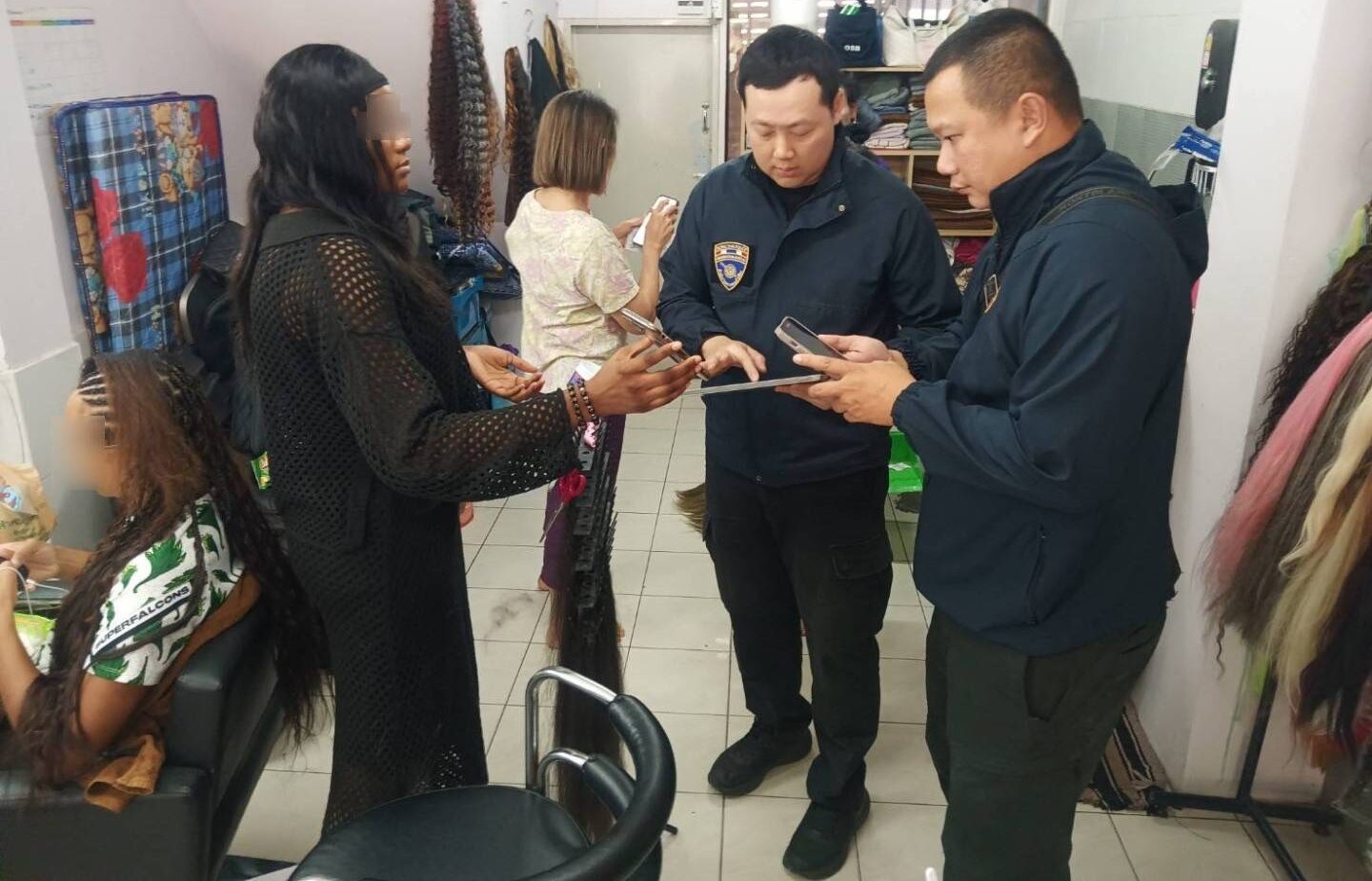 Immigration Police Raid Congolese Woman at Hair Salon, Arrest Her for Illegal Work