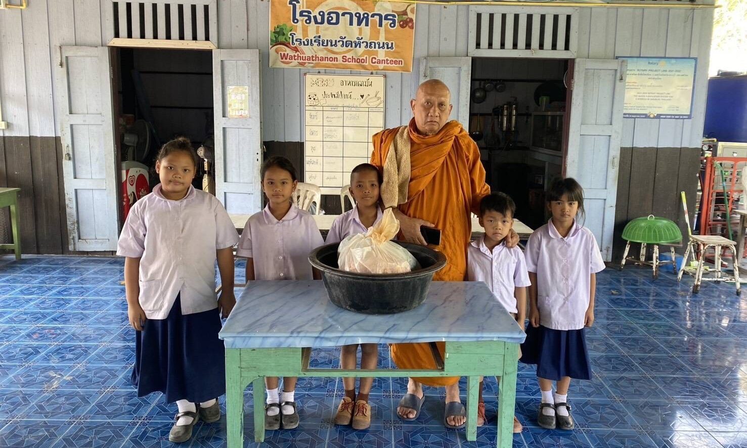 Abbot of Prong Kao Temple Donates 40 Kilos of Chicken to Support Student Lunch Program