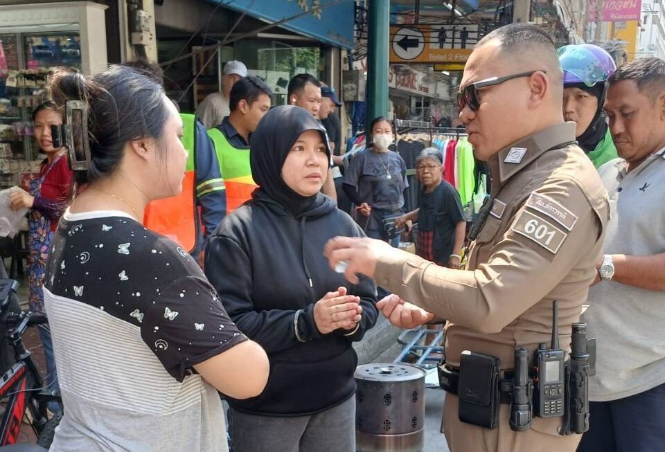 Chakkrawat Traffic Police Respond to Gold Chain Snatching Incident at Sampeng Market