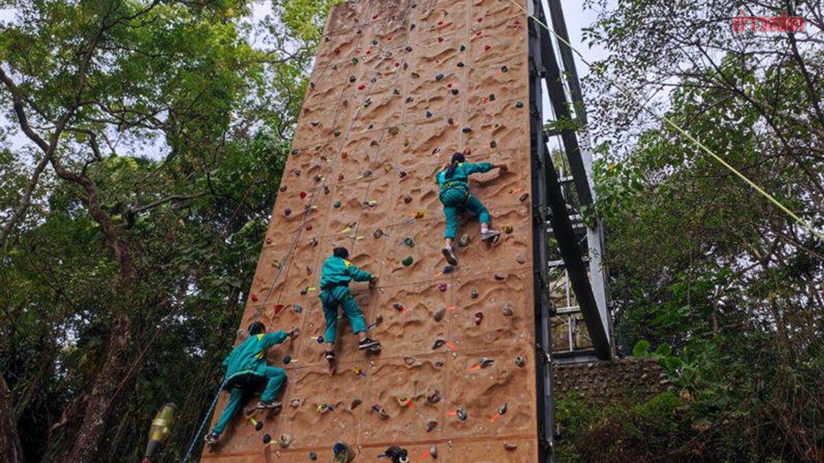 Shocking! Taiwanese Middle School Students Must Conquer 15-Meter Climbing Wall to Graduate