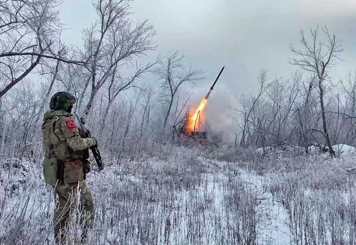 ภาพนี้ซึ่งนำมาจากวิดีโอที่เผยแพร่โดยสำนักข่าวของกระทรวงกลาโหมรัสเซียเมื่อวันพุธที่ 4 กุมภาพันธ์ 2569 แสดงให้เห็นเครื่องยิงจรวดหลายลำกล้อง TOS-1A ของรัสเซียกำลังยิงไปยังตำแหน่งของยูเครนในสถานที่ที่ไม่เปิดเผยในยูเครน