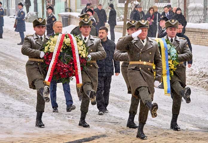 เซเลนสกีเผยทหารยูเครน - นายโดนัลด์ ทัสก์ นายกรัฐมนตรีโปแลนด์ (คนที่สองจากซ้าย) และนายโวโลดีมีร์ เซเลนสกี ประธานาธิบดีแห่งยูเครน เข้าร่วมพิธีรำลึก ณ กำแพงอนุสรณ์วีรชนผู้เสียสละแห่งยูเครน ในกรุงเคียฟ ประเทศยูเครน เมื่อวันพฤหัสบดีที่ 5 กุมภาพันธ์ 2026