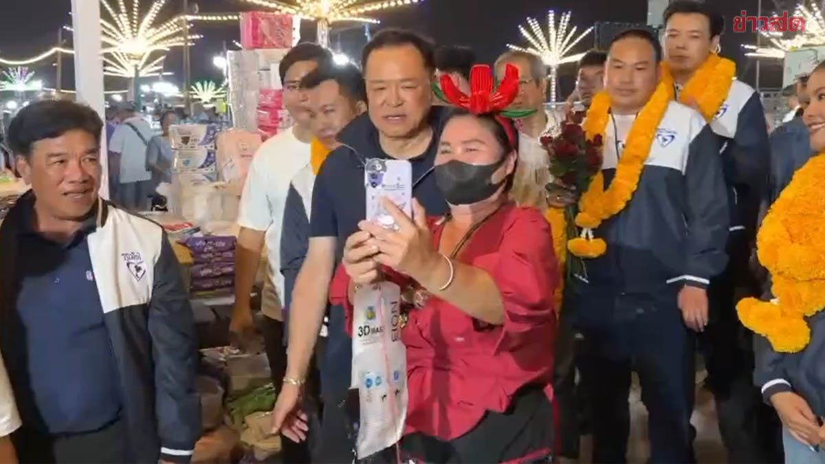 Anudith Gives a Dry Smile as 'Red Shirt Auntie' Offers Selfie with Mask Garland