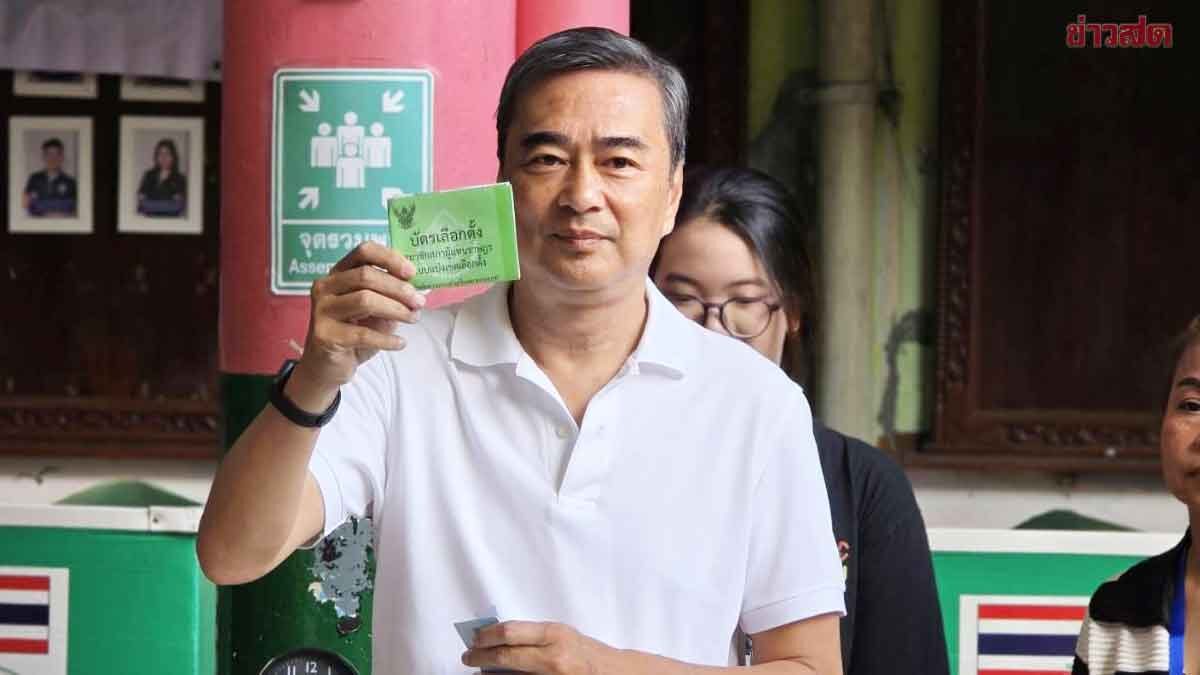 Abhisit Casts Ballot, Encourages Citizens to Determine Country's Future