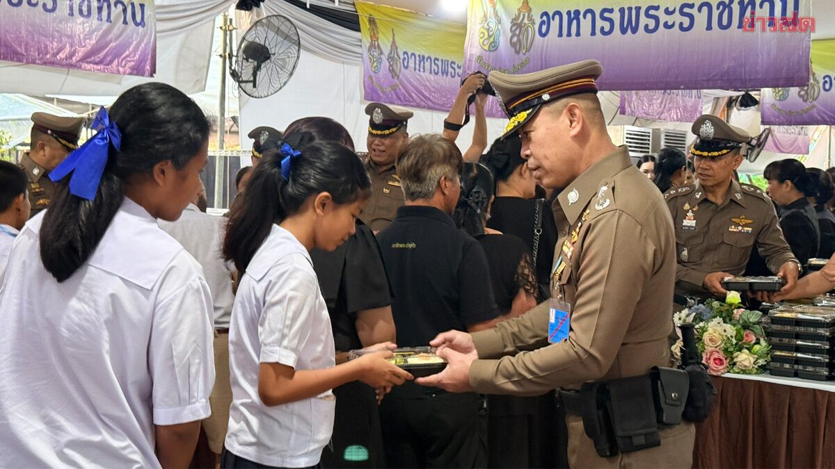 Bangkok Metropolitan Police Wives Distribute Lunch Boxes to Citizens Paying Respects to the Royal Grandmother