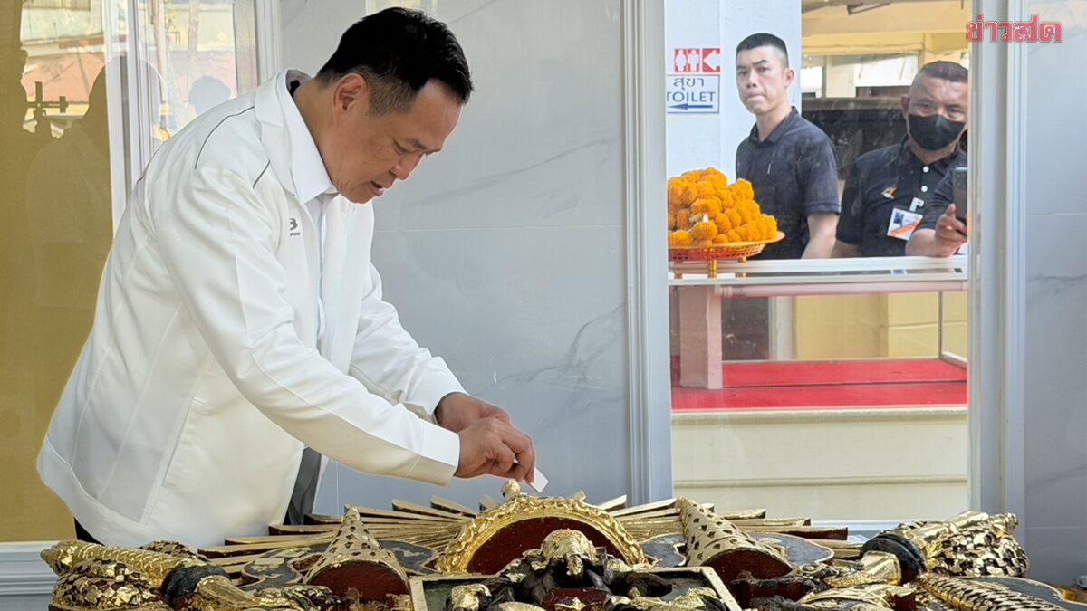 Anutin Pays Respects at Royal Land Emblem and Revered Monk, Likely Seeking Blessings for Government Formation