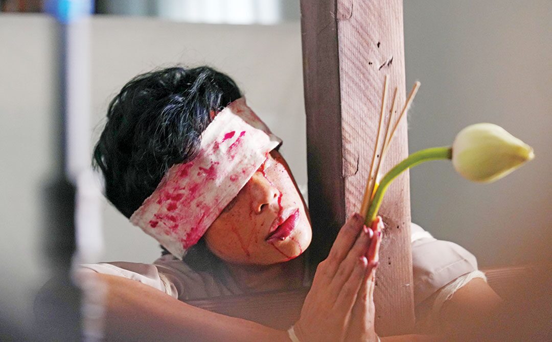 เบื้องหลังมายา