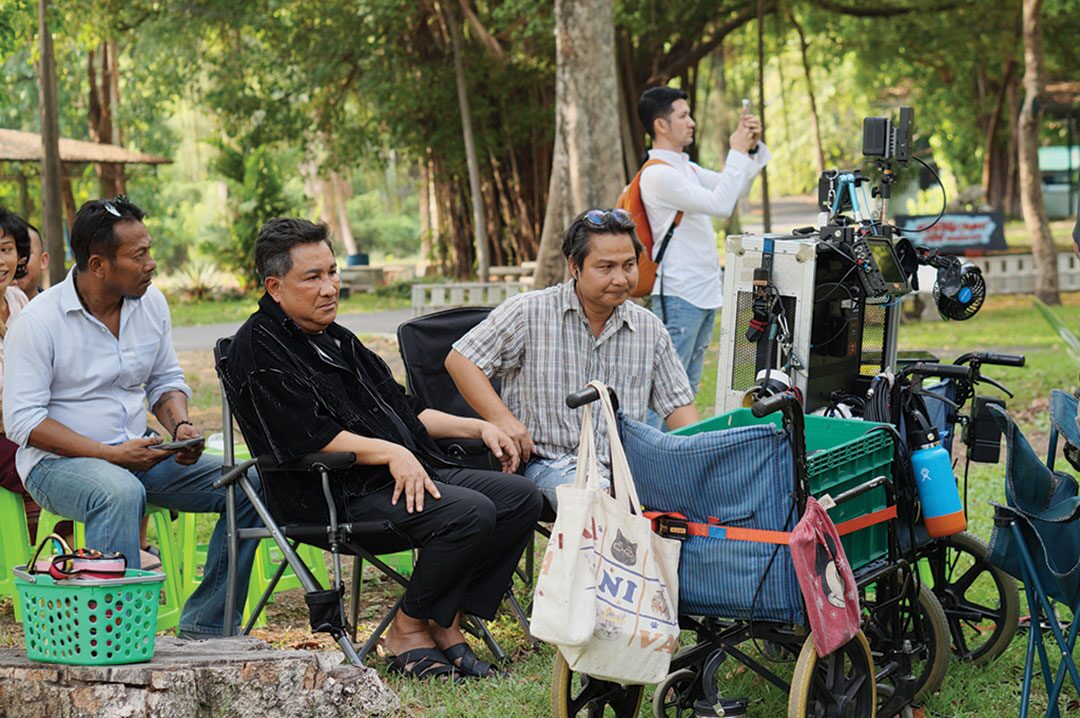 เบื้องหลังมายา