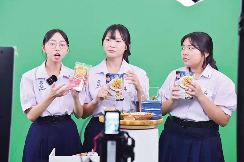 ไอคิวทะลุฟ้า - เด็กม.ปลายดวลทักษะภาษาจีน อังกฤษ ญี่ปุ่น เกาหลี