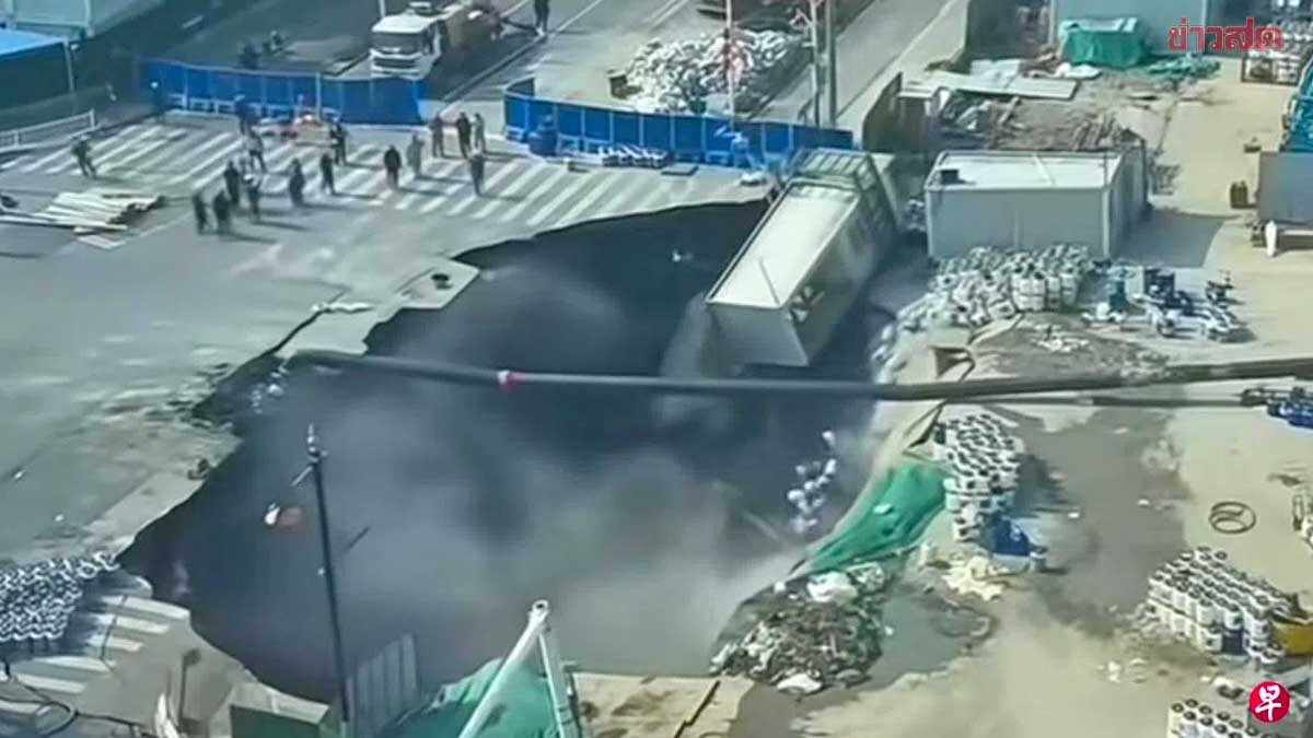 Shanghai Rushes to Repair 'Massive Road Collapse' After Water Leak at Subway Construction Site