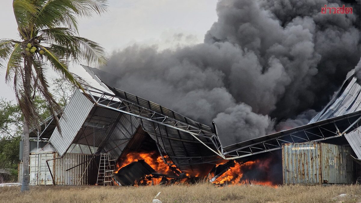 Urgent! Fire Breaks Out at Yacht Construction Yard on Thung Pradu Seaside in Tub Sakae