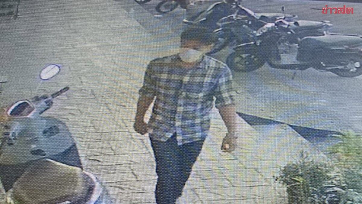 Man in Plaid Shirt Steals 1-Baht Gold Ring from Jewelry Store