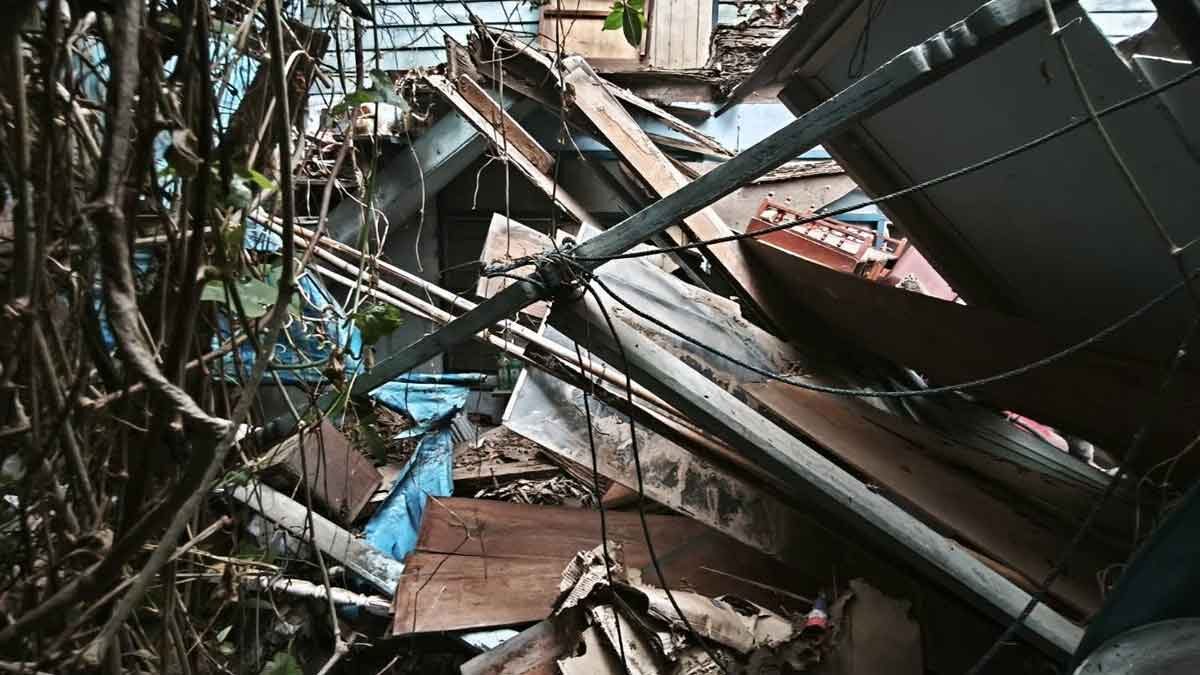 Dramatic Moment: House Collapse at Charan Sanitwong Soi 33, Rescue Teams Rush to Help Trapped Residents