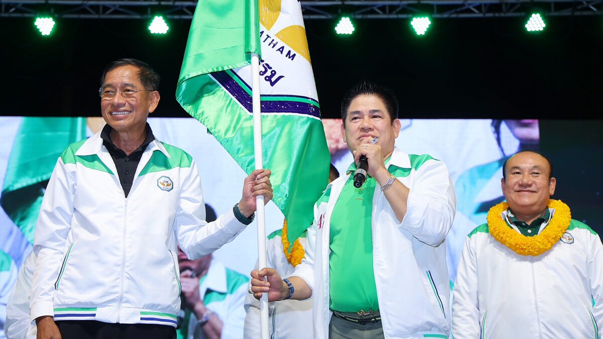 Thammanat Teams Up with 'Big Jazz' for Final Campaign Rally, Vows to Transform Pathum Thani