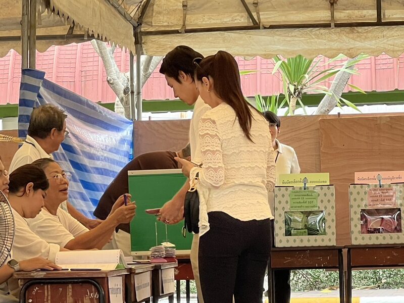‘หมาก-คิมเบอร์ลี่’ ควงคู่ใช้สิทธิเลือกตั้ง