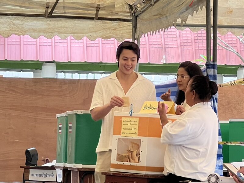 ‘หมาก-คิมเบอร์ลี่’ ควงคู่ใช้สิทธิเลือกตั้ง