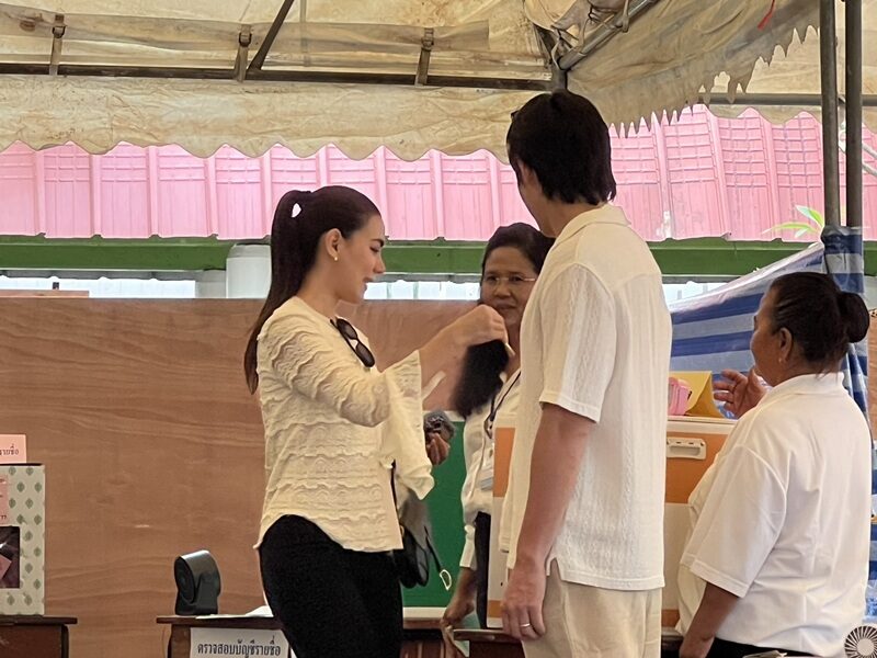 ‘หมาก-คิมเบอร์ลี่’ ควงคู่ใช้สิทธิเลือกตั้ง