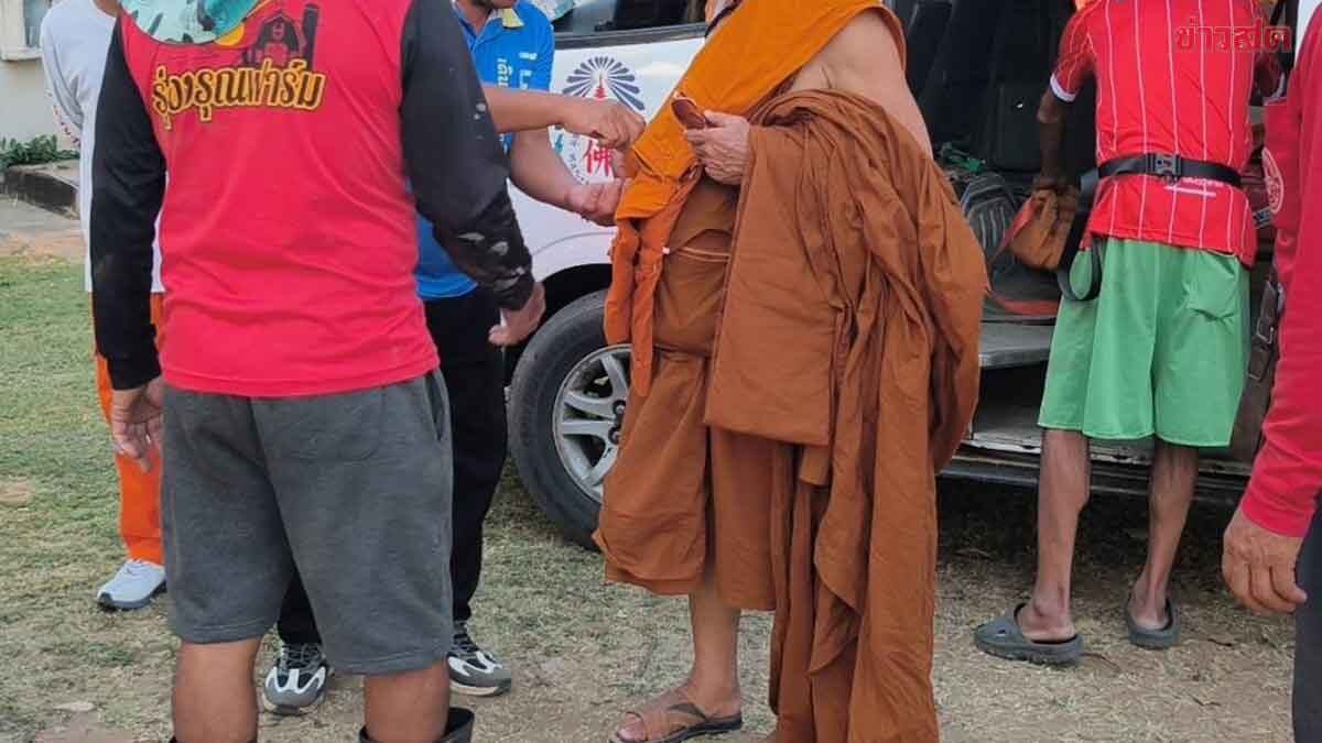 Mentally Ill Monk Carrying Knife Enters Villager's Home, Locals Help Restrain Him