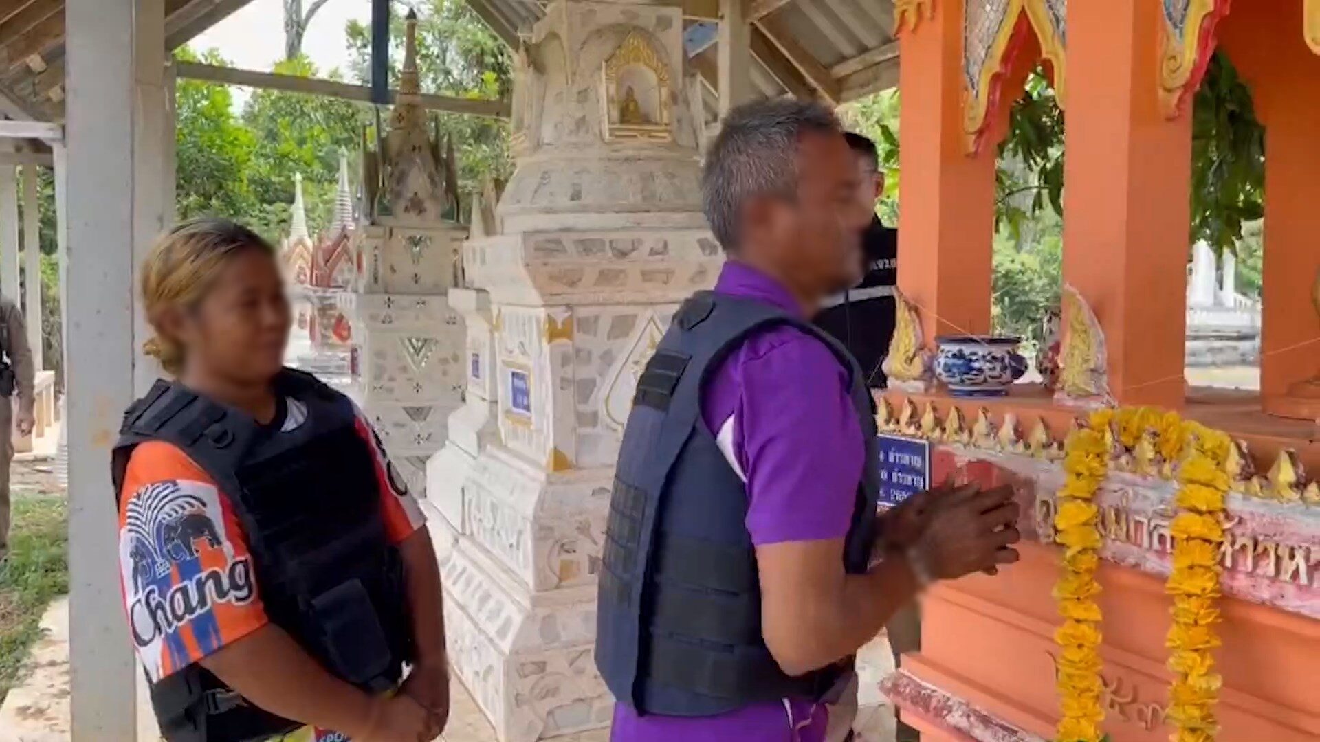 Villagers Catch Husband-Wife Thieves Stealing Bronze Funeral Urns from Cemetery