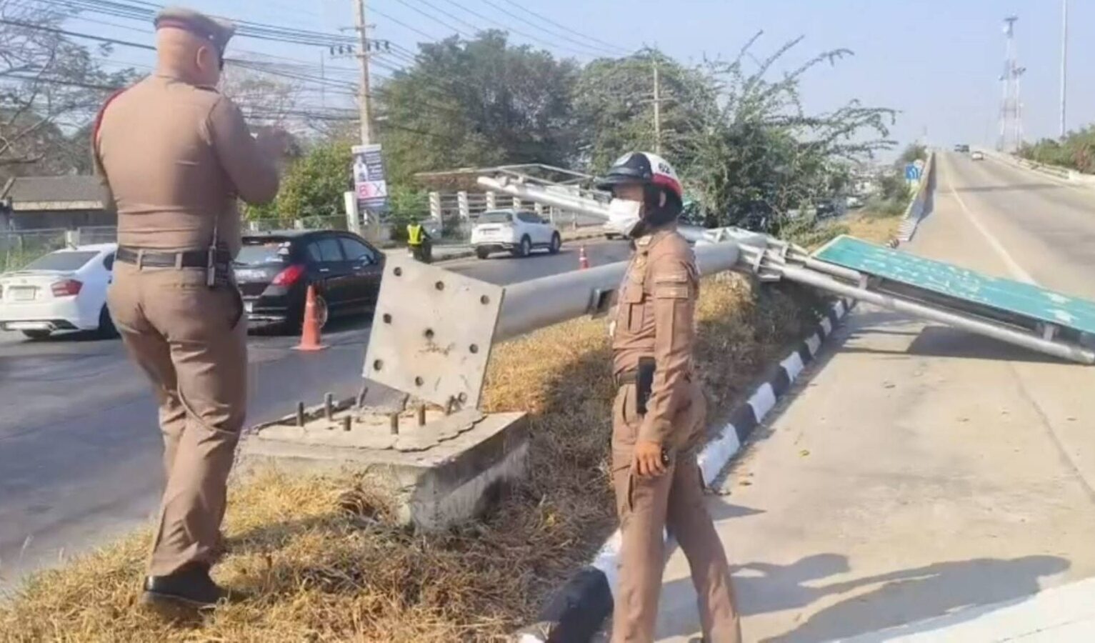 Large Road Sign Collapses, Causing Severe Motorcycle Accident Injuring 3 People
