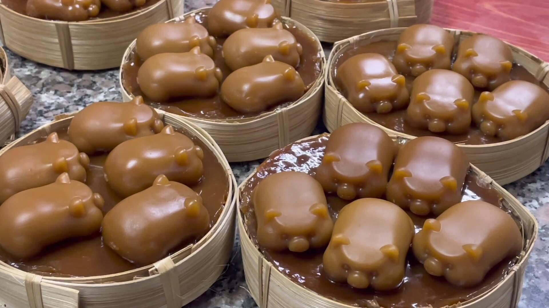 Famous Trang Shop Rushes to Make Rice Dumplings: Family's Unique Pig-Themed Desserts Sell Out