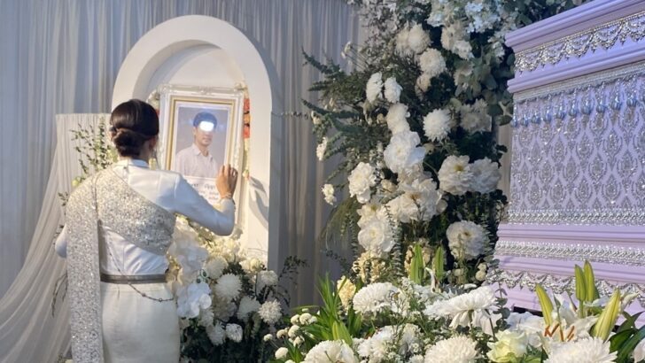 Bride in Traditional Thai Wedding Dress Sings Heartbreaking Farewell to Fiancé Killed Before Their Wedding