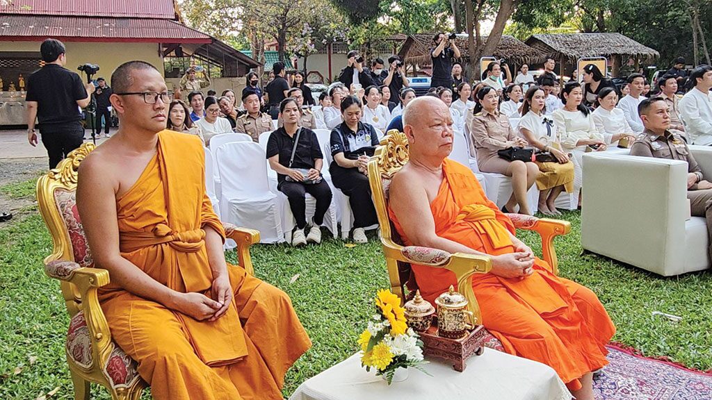 สดจากหน้าพระ