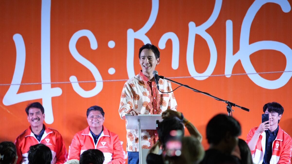 Pita Takes the Stage in Surat Thani, Calls for People's Government with Two Ballot Papers