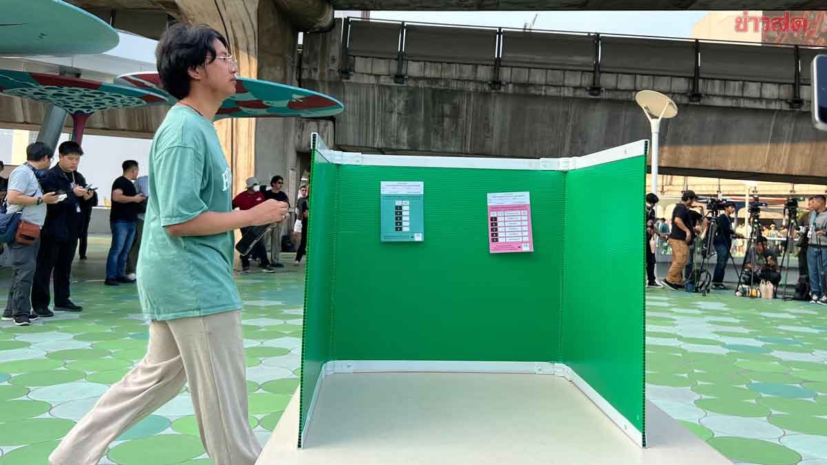 Symbolic Mock Referendum Begins to Remove Election Commission at Pathumwan Skywalk