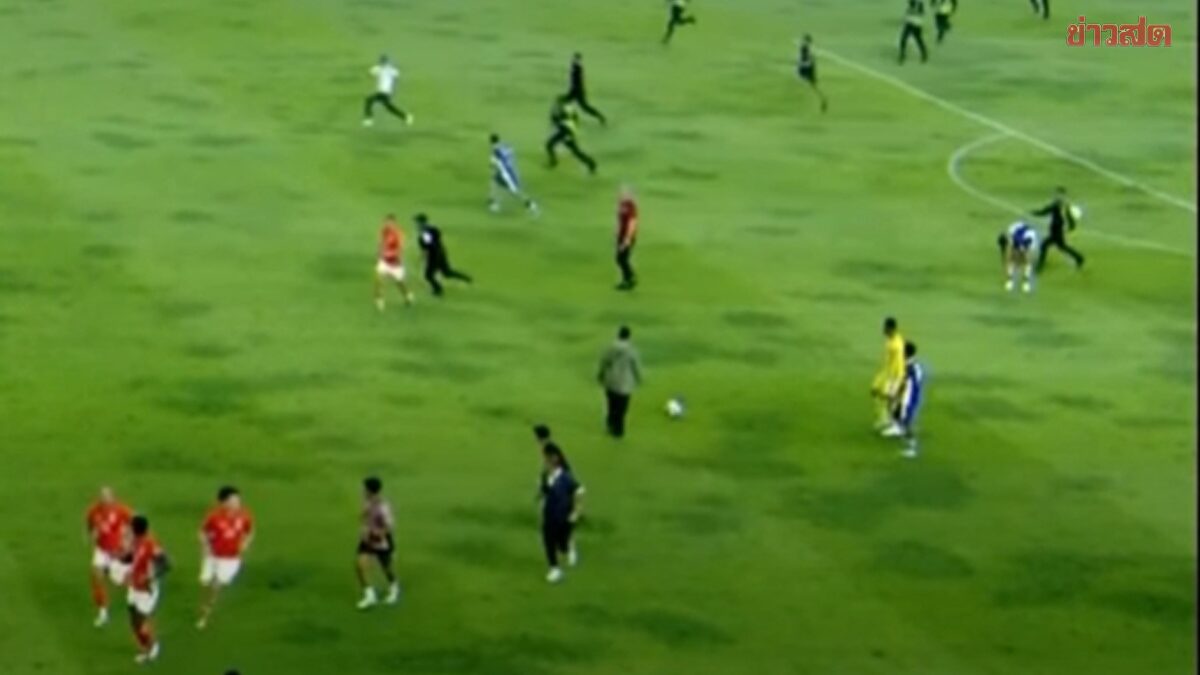 Ratchaburi FC Team Takes Shelter in Locker Room After Chaotic Fan Invasion in Indonesia