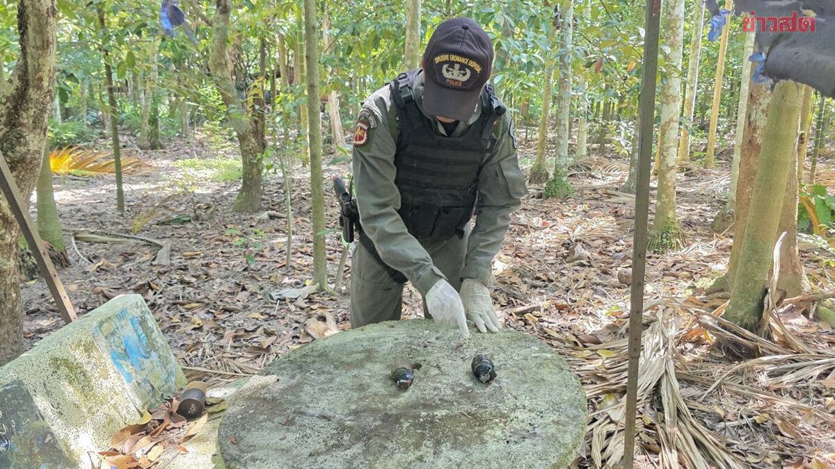 บุกทลายรังมั่วเสพยา ผงะเจอระเบิด MK2 ซุกข้างบ้าน 2 ลูก หนุ่มล็อกประตูไม่ให้เข้าต้องพาพ่อมางัด