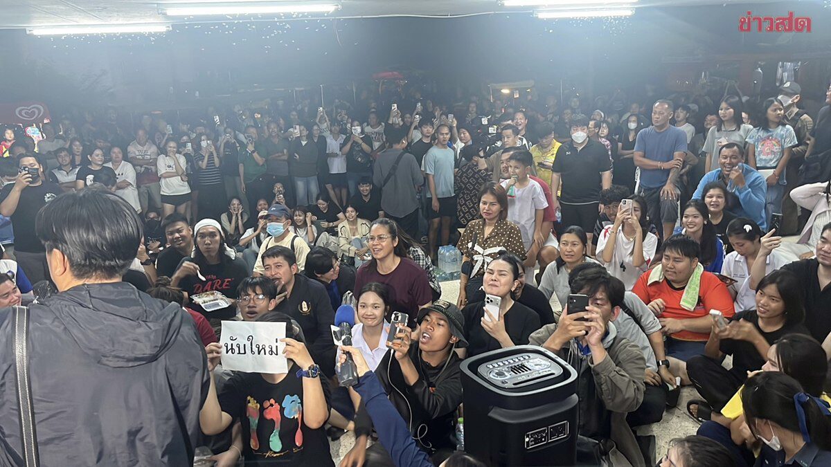 Loud Calls for 'Vote Recount' as Over 300 People Surround Suphan Buri District Office, Demand Election Recount