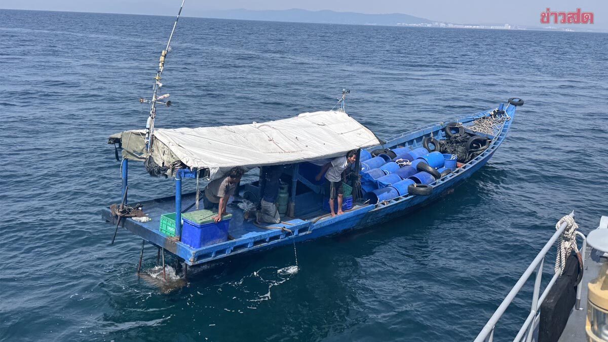Navy Region 1 Intercepts Cambodian Fishing Boat Smuggling Illegal Seafood to Thai Vessels