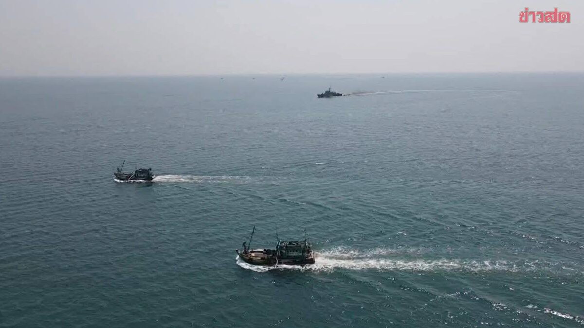 Foreign Fishing Vessels Cause Trouble Again in Thai Waters, Navy Vessel Chases Them Away