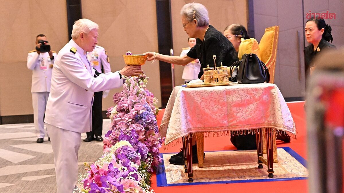 Her Royal Highness Princess Maha Chakri Sirindhorn Presents 'Phum Phet' Pin to Joint Foundation Executives