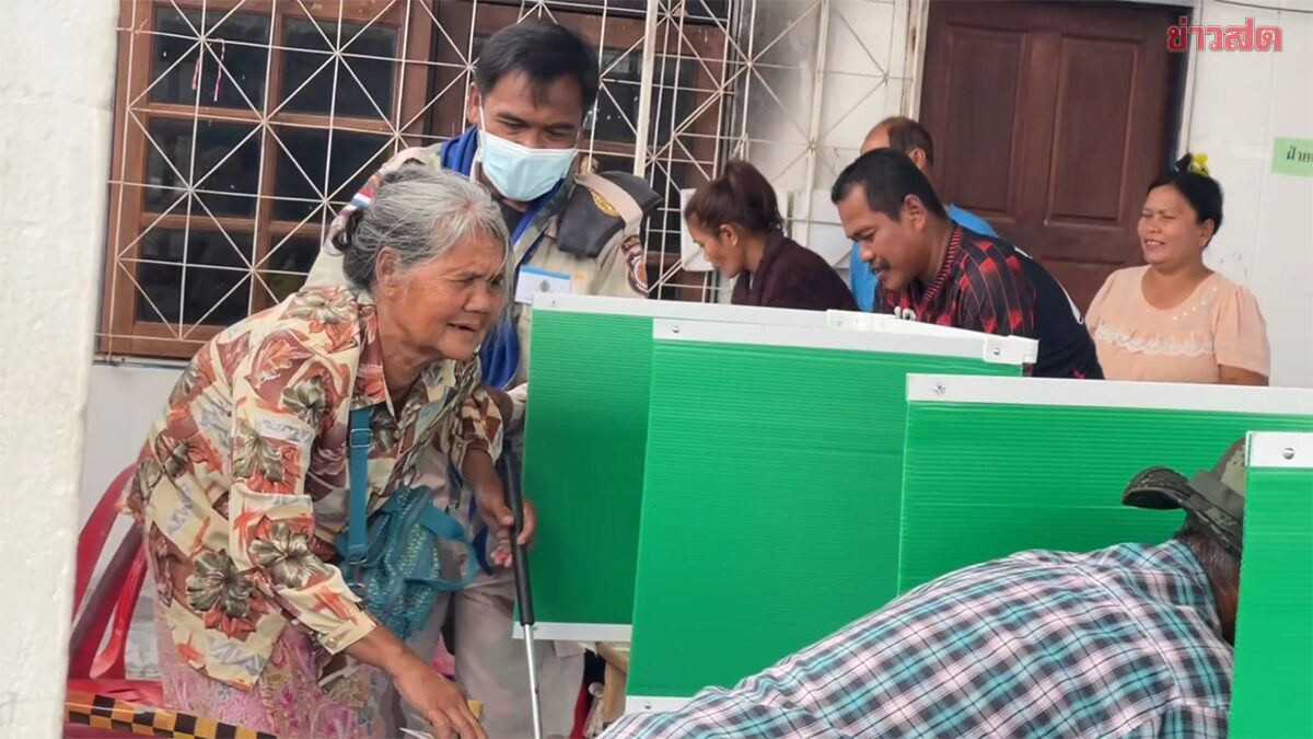 71-Year-Old Blind Grandmother Refuses to Lose Her Right to Vote, Returns from Samut Sakhon to Surin