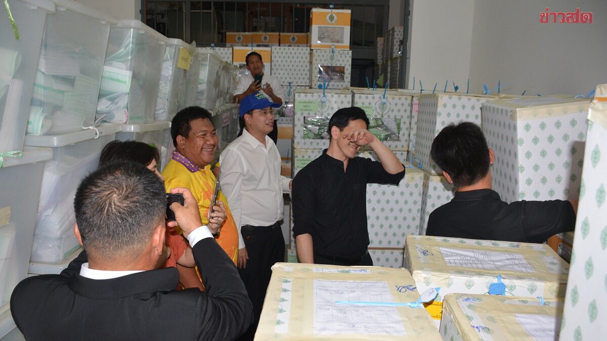 Chanthaburi Protesters Continue Pressure, Demand Election Commission Open Ballot Boxes and Investigate 15 Suspicious Points