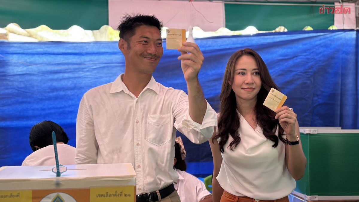 Thanathorn Joins Wife and Son to Cast Election Vote, Hopes for Understanding of Past 8 Years