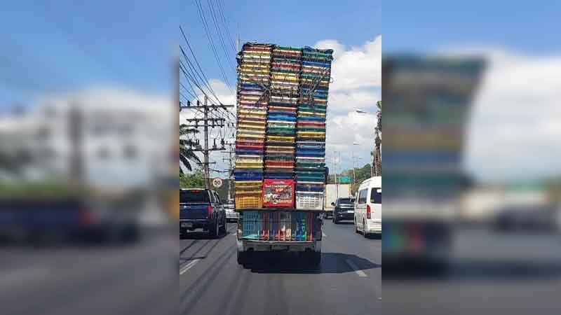 ผวากันทั้งถนน กระบะบรรทุกลังซ้อนสูงลิ่วเท่าเสาไฟ หวั่นเทกระจาดทับรถคันข้างๆ