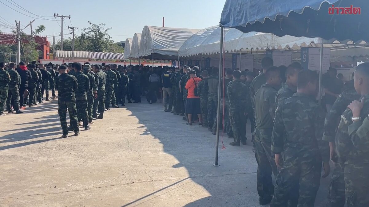 Soldiers Queue Up for Out-of-District Early Voting, Transport Arranged