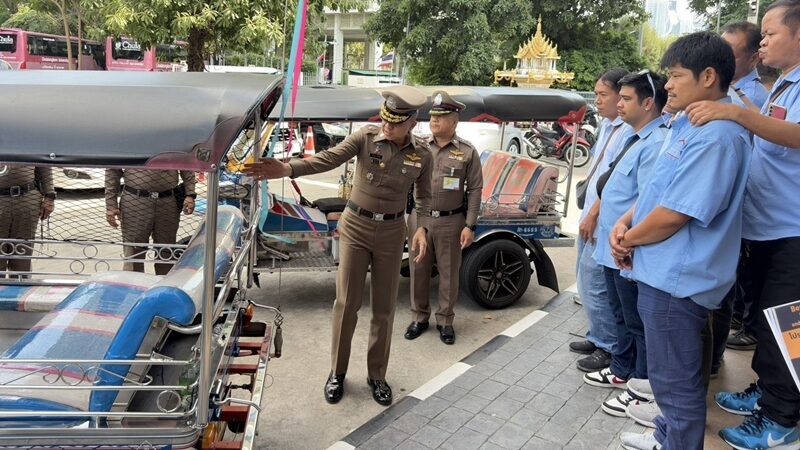 ผบก.น.6 นำทีมประชุมตุ๊กตุ๊กปทุมวัน ตั้งเครือข่ายป้องกันวิ่งราวนักท่องเที่ยว แจกตาข่าย-ป้ายเตือน