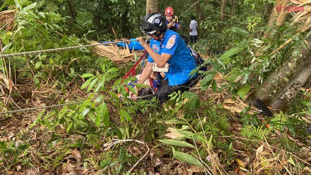ฝนตกถนนลื่น จยย. เสียหลักไถลตกเหวป่าตอง บาดเจ็บ3ราย กู้ภัยเร่งโรยตัวช่วยเหลือส่งรพ.