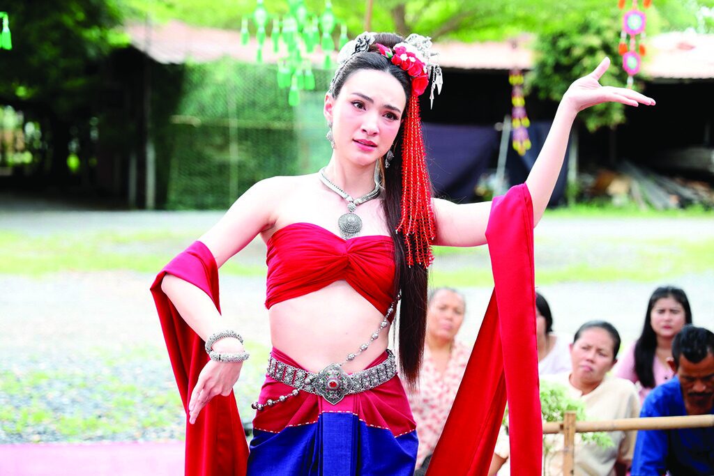 สกู๊ปบันเทิง - ‘ภูมิ’รีเทิร์นจับคู่‘แอนน่า’ เปิดปมรักข้ามภพ‘บ้านนางรำ’